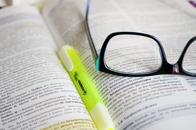 learning-book-glasses