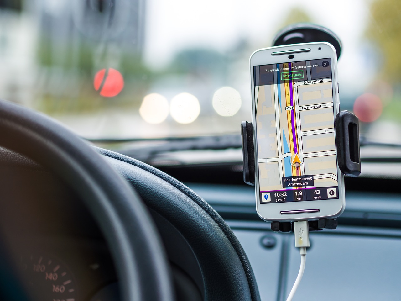 5 Ways Smartphones Have Made Driving Safer